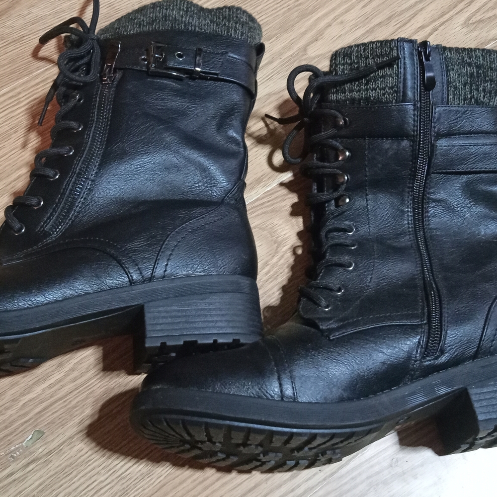 Dream Pairs Women's Lace Up Front Black Combat Boots with Knit Cuff Size 9.5